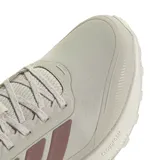 Championes Adidas Runfalcon 5 TR, color gris claro con detalles en rosa y suela blanca. Diseño resistente al agua y suela Adiwear con tacos para mayor agarre. Mediasuela con amortiguación Cloudfoam.