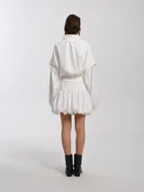 Minifalda negra de nylon con pretina alta, cierre delantero y forro de algodón.