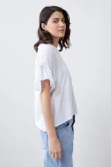 Blusa blanca con escote en V y mangas cortas con volados.