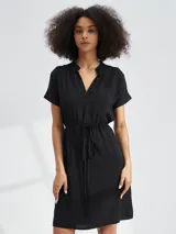 Vestido negro de manga corta con cuello en V y lazo ajustable a la cintura.