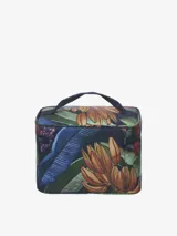 Neceser con estampado de hojas y flores, cierre de cremallera y asa superior.