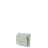 Billetera pequeña color beige claro, con acabado liso y textura acolchada. Posee múltiples compartimentos con cierre metálico plateado y un pequeño aro para llavero. Lleva un aplique metálico con el logo de la marca en el frente.