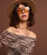 Blusa de tule con estampado de cuadros, escote hombro a hombro, mangas largas acampanadas y canesú fruncido.