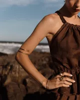 Anillo plateado con forma orgánica irregular, similar a un crustáceo marino.