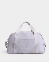 Bolso deportivo color lila con doble asa de mano y correa regulable y desmontable para el hombro. Tiene un bolsillo frontal y cierre superior con tirador de cordón y goma.
