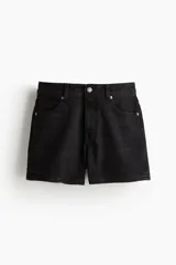 Short de denim negro, corte recto, tiro alto y cinco bolsillos.