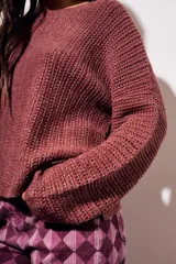 Sweater color beige de tejido de punto calado con lurex, de corte holgado y cuello redondo.