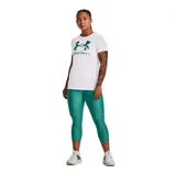 Remera deportiva Under Armour color fucsia con logo blanco estampado en el frente.