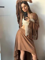 Falda marrón de corte irregular, más corta en el frente y más larga en la parte posterior.