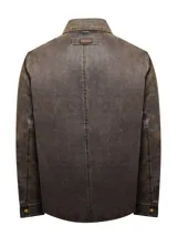 Chaqueta color gris con efecto gastado, cuello clásico, cierre con botones a presión, cuatro bolsillos frontales con solapa y puños abotonados.