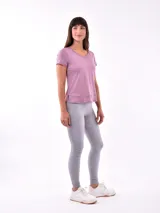 Remera de tejido suave color púrpura con escote en V y manga corta.