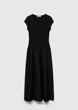 Vestido midi verde oliva con corte a la cintura y falda amplia. El cuerpo es de tejido de punto ajustado y la falda es de algodón. Tiene mangas cortas y cuello redondo.