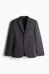 Blazer gris oscuro de botonadura sencilla, corte slim fit, con solapas de muesca finas, ojal decorativo, bolsillo superior, bolsillos delanteros con solapa, un bolsillo interior, cierre de dos botones, botones decorativos en los puños y abertura atrás.