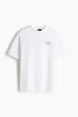 Remera blanca de algodón con cuello redondo y estampado de texto en el pecho.
