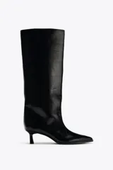 Bota de caña media color negro, de cuero sintético, con punta fina y taco kitten.