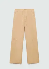 Pantalón cargo color arena, de corte recto y tiro medio, con bolsillos laterales y ajuste con cordón en la cintura.