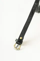 Cinturón delgado con estampado animal print y hebilla metálica dorada.