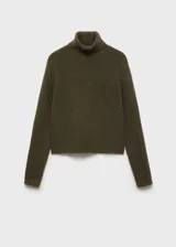 Sweater color beige de tejido de punto con cuello alto y mangas largas.