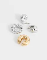 Set de aros plateados con forma de gota y dos earcuffs, uno dorado liso y otro plateado trenzado.