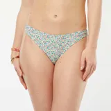 Braguita de bikini estampada con pequeñas flores de colores sobre fondo blanco.
