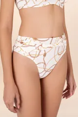 Calzón de bikini blanco con estampado de cadenas y cuerdas doradas y marrones. Diseño de talle alto con faja torneada al frente y costuras invisibles.