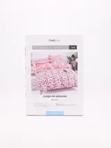 Juego de sábanas estampadas con motivos florales en tonos rosa, rojo, azul y gris.