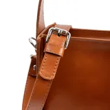 Cartera de cuero color habano, con acceso superior con cierre. Tiene correa de hombro y correa bandolera extraíble.
