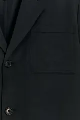 Abrigo recto negro confeccionado en hilatura con lino, con cuello solapa de muescas, manga larga, bolsillos de plastrón en delantero y cierre frontal con botones.