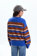 Sweater de tejido de punto con cuello redondo, mangas largas y puños y ruedo acanalados. Presenta un diseño de rayas horizontales anchas en azul eléctrico, marrón óxido y blanco.