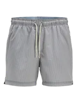 Short de baño celeste y blanco a rayas verticales, confeccionado en tejido seersucker. Cuenta con cintura elástica con cordón ajustable, bolsillos delanteros y un bolsillo trasero.