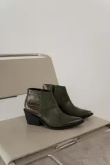 Botas cortas de cuero color verde militar, con paneles laterales de gamuza y detalle de cuero texturizado en el talón. Taco cuadrado y cierre lateral con cremallera.
