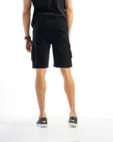 Bermuda cargo de algodón color negro, con bolsillos laterales y corte a la rodilla.
