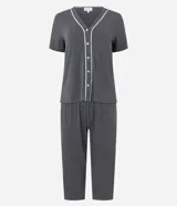 Conjunto de pijama americano gris oscuro, confeccionado en viscosa. Incluye una blusa de manga corta con cuello en V, abotonada al frente y detalle contrastante en blanco, y un pantalón capri con cintura elástica.