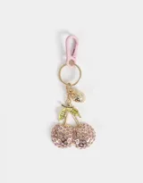 Llavero con dije de cerezas cubiertas de strass rosa, con dije de frutilla dorada y mosquetón rosa.
