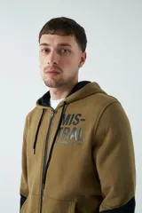 Campera marrón de felpa con capucha, cierre frontal y bolsillos laterales con cierre. Presenta mangas largas negras y logo de la marca estampado en el pecho.