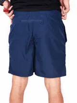 Short de baño azul con cintura elástica.