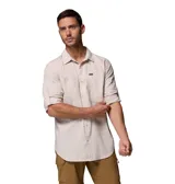 Camisa de manga larga color arena de la marca Columbia, modelo Silver Ridge. Cuenta con dos bolsillos frontales con solapa y cierre de botón, tecnología Omni-Shade™ UPF 50 para protección solar, Omni-Wick™ para absorción de la humedad y ventilación en la espalda.
