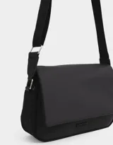 Bandolera negra engomada con solapa y correa regulable.