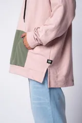 Buzo canguro blanco con capucha forrada en beige y bolsillo tipo parche color beige. Estampa con logo en el pecho.