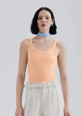 Musculosa negra de breteles anchos y corte ajustado, confeccionada en tejido acanalado.