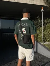 Bandolera negra con correa ajustable y cinco bolsillos.