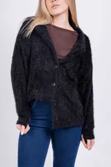 Cardigan negro de tejido peludo con cuello solapa y cierre frontal con botones.