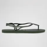 Ojotas Havaianas modelo Luna, color verde oscuro, con suela texturizada y tiras finas que se cruzan alrededor del tobillo.