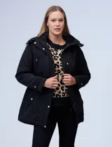 Gabardina impermeable negra con capucha desmontable, cierre frontal oculto con botones a presión, bolsillos delanteros y cintura ajustable con jareta interna.