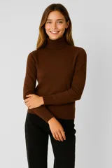 Polera de tejido acrílico color marrón, de manga larga y cuello tortuga.