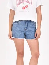 Short de jean celeste con efecto lavado, tiro alto y terminación desflecada.