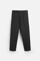 Pantalón de vestir slim fit color gris oscuro, confeccionado en tejido con viscosa. Cuenta con bolsillos frontales y traseros de vivo. Cierre frontal con cremallera y botón.