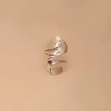Anillo de plata 925 con diseño de dos hojas superpuestas.