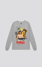 Remera manga larga gris con estampado frontal de la palabra 'Rambo' en rojo y negro, con un cuchillo. Corte oversize con hombros caídos y cuello redondo.