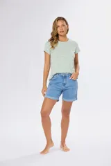 Short de jean azul con spandex y dobladillo.